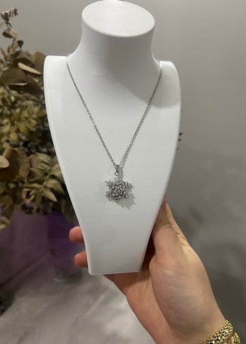 Zincir Detaylı Mini Çiçek Desenli Beyaz Kolye - Görsel 3