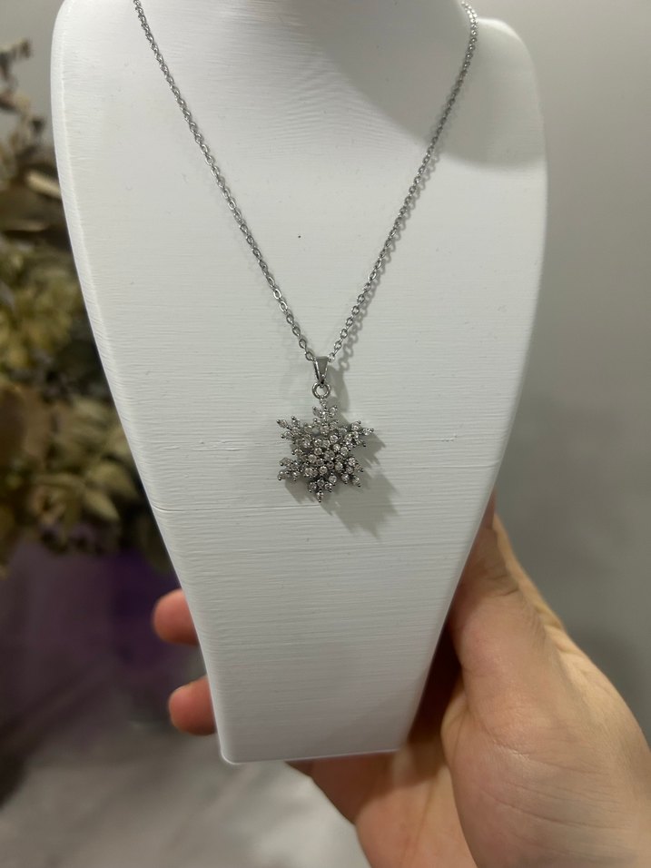 Zincir Detaylı Mini Çiçek Desenli Beyaz Kolye - Görsel 2