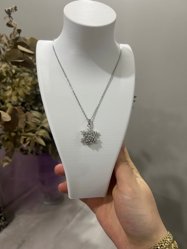 Zincir Detaylı Mini Çiçek Desenli Beyaz Kolye - Görsel 3