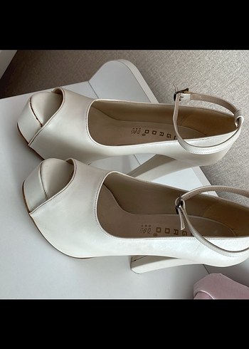 Beyaz Parlak Dolgu Topuklu Kadın Ayakkabı - Görsel 3