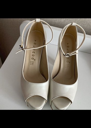 Beyaz Parlak Dolgu Topuklu Kadın Ayakkabı - Görsel 2
