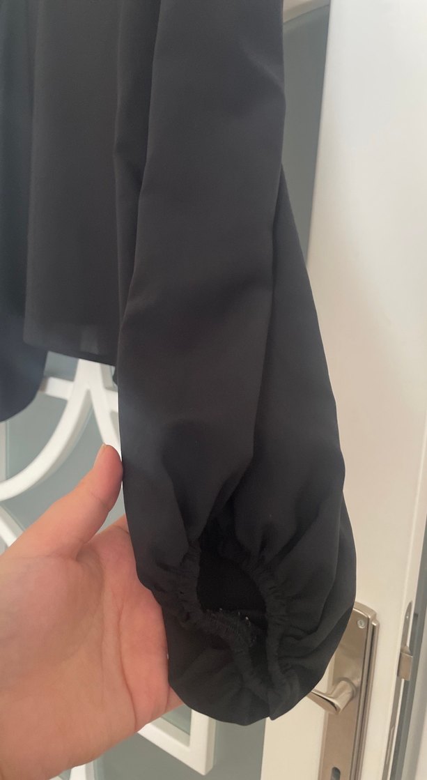 Zincir Detaylı Siyah V Yaka Kadın Bluz - Görsel 3