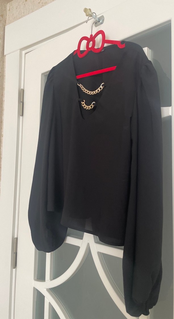 Zincir Detaylı Siyah V Yaka Kadın Bluz - Görsel 2