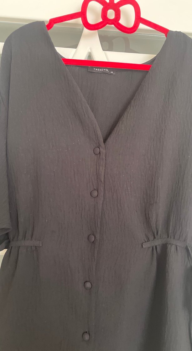 Düğmeli Siyah V Yaka Keten Bluz - Görsel 2