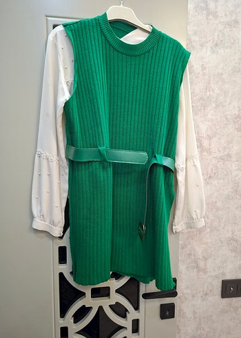 İnci İşlemeli Beyaz içlik yeşil kemer detaylı triko  yırtmaçli - Görsel 2