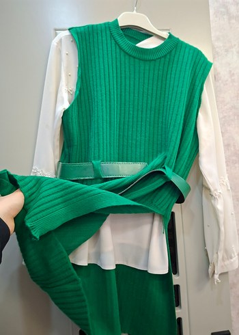 İnci İşlemeli Beyaz içlik yeşil kemer detaylı triko  yırtmaçli - Görsel 3