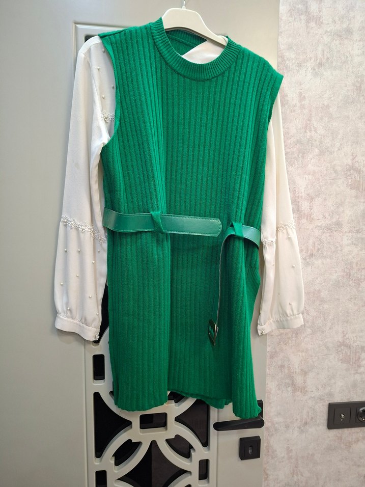 İnci İşlemeli Beyaz içlik yeşil kemer detaylı triko  yırtmaçli - Görsel 2