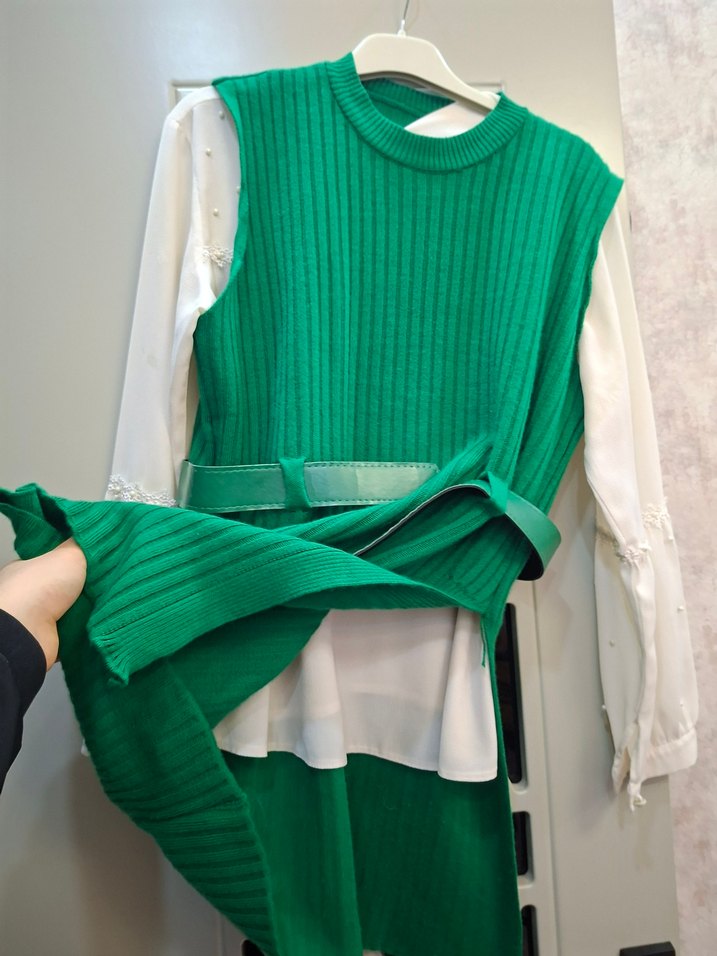 İnci İşlemeli Beyaz içlik yeşil kemer detaylı triko  yırtmaçli - Görsel 3