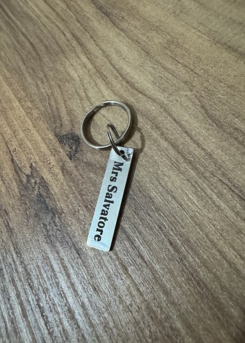 Mrs Salvatore Metal Anahtarlık - Görsel 2