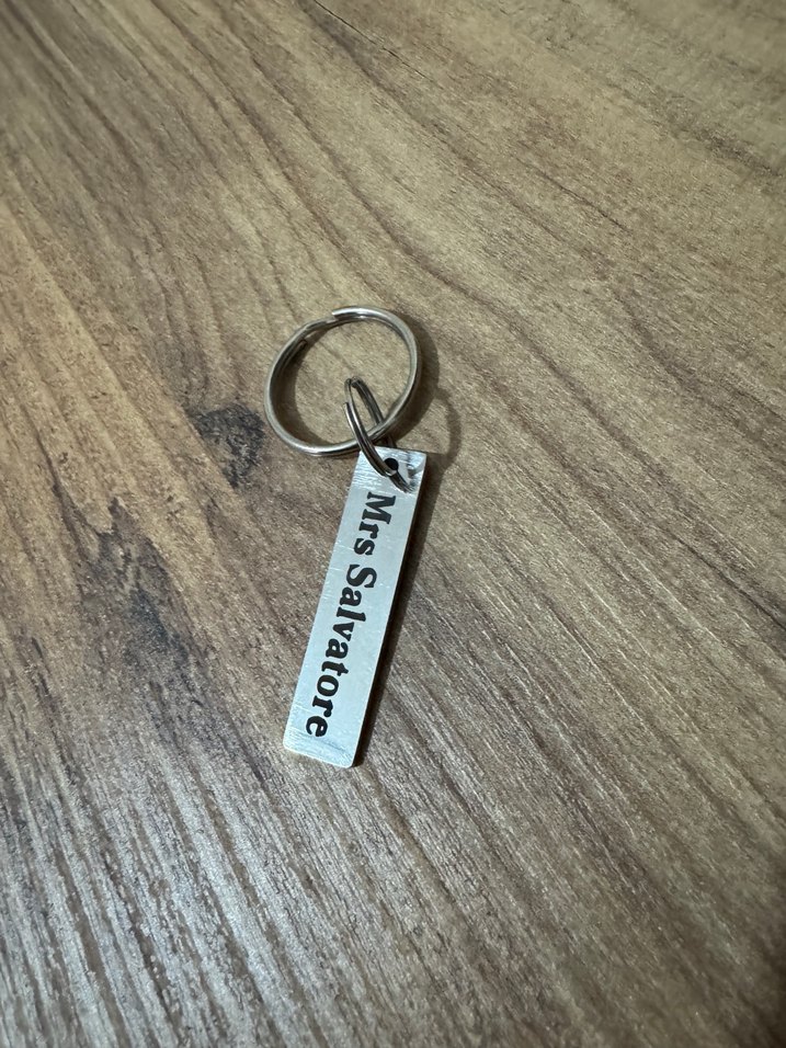 Mrs Salvatore Metal Anahtarlık - Görsel 2