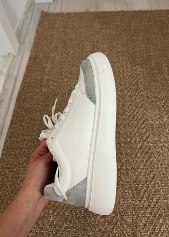 Gri Detaylı Beyaz Bağcıklı Kadın Spor Ayakkabı - Görsel 3