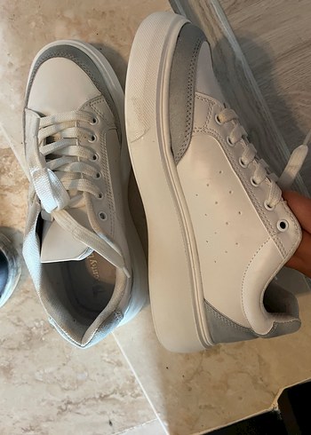 Gri Detaylı Beyaz Bağcıklı Kadın Spor Ayakkabı - Görsel 5