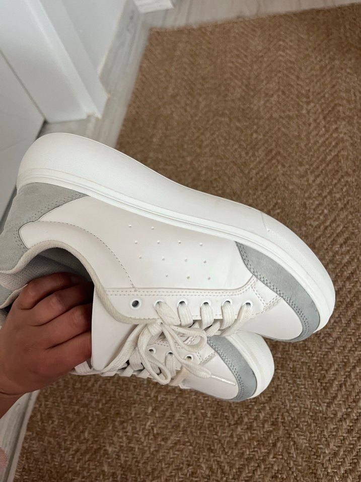 Gri Detaylı Beyaz Bağcıklı Kadın Spor Ayakkabı - Görsel 4