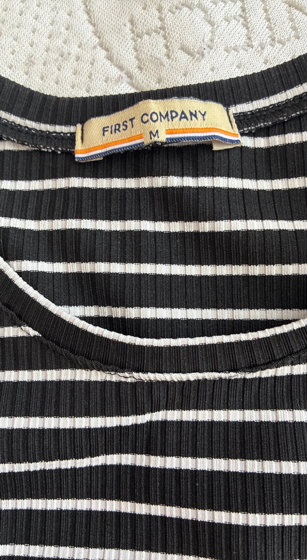 Kısa Kollu Siyah Çizgili Crop Top - Görsel 2