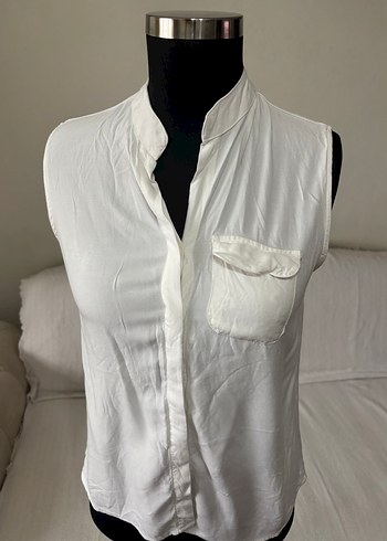 Düğmeli Beyaz V Yakalı Kolsuz Kadın Gömlek - Görsel 3