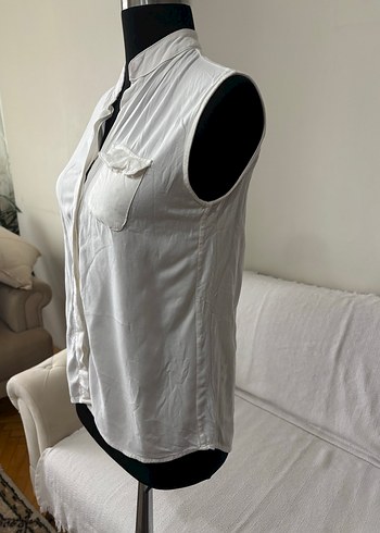 Düğmeli Beyaz V Yakalı Kolsuz Kadın Gömlek - Görsel 4