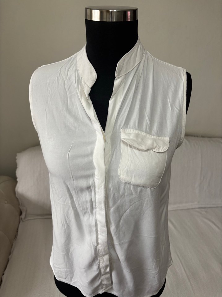 Düğmeli Beyaz V Yakalı Kolsuz Kadın Gömlek - Görsel 3