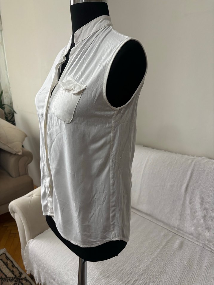 Düğmeli Beyaz V Yakalı Kolsuz Kadın Gömlek - Görsel 4