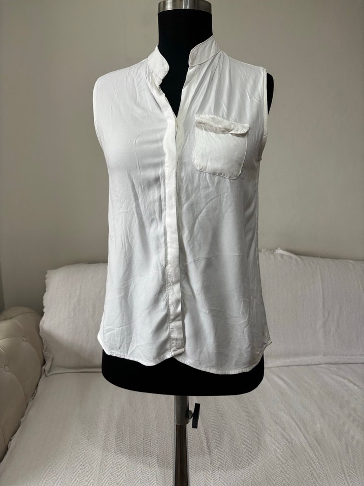 Düğmeli Beyaz V Yakalı Kolsuz Kadın Gömlek - Görsel 2