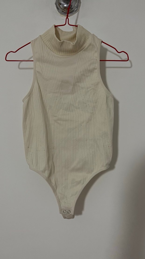 Beyaz Yüksek Yakalı Kolsuz Kadın body - Görsel 2