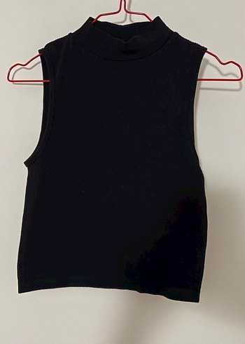 Stradivarius Siyah Yüksek Yakalı Kolsuz Crop Top - Görsel 2