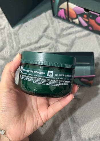 The Body Shop Badem Sütü Vücut Peelingi 240ml - Görsel 4