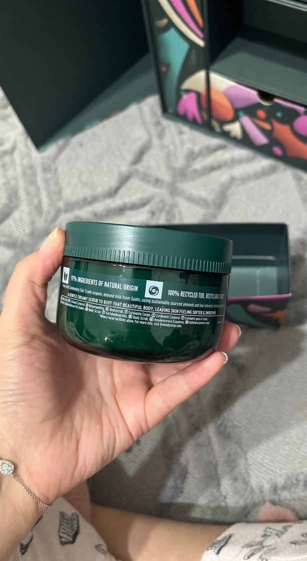 The Body Shop Badem Sütü Vücut Peelingi 240ml - Görsel 4