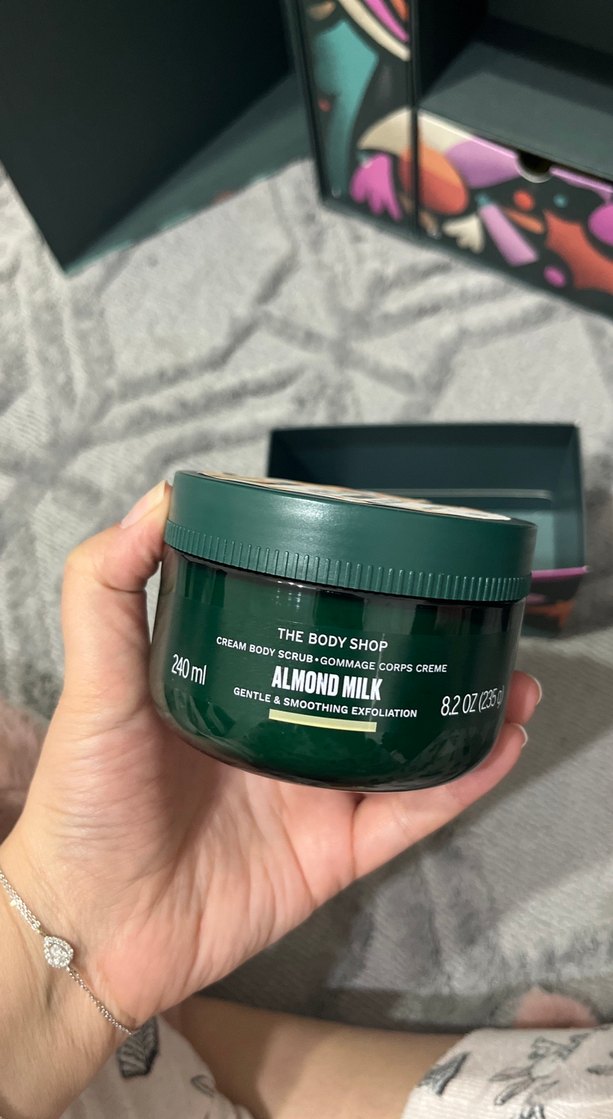 The Body Shop Badem Sütü Vücut Peelingi 240ml - Görsel 2