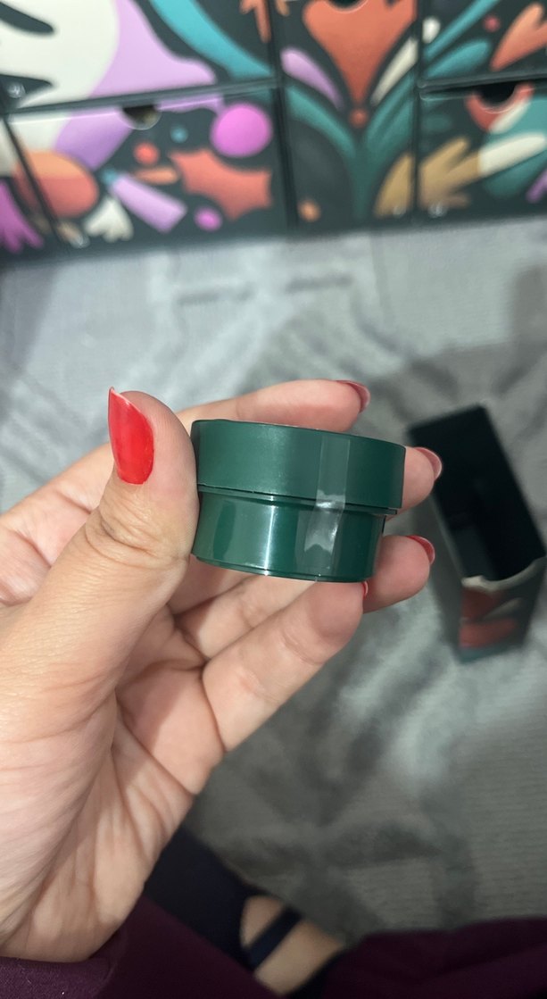 The Body Shop Çilekli Dudak Balmı 10 ml - Görsel 2