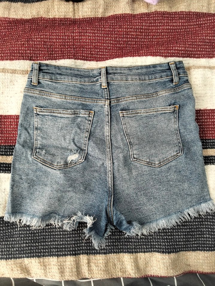 Yırtık Detaylı Gri Denim Mini Şort - Görsel 2