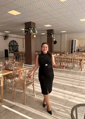 Siyah Kemerli Yüksek Yakalı Midi Elbise