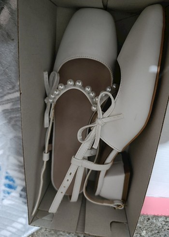 İnci Detaylı Beyaz Stiletto Topuklu Kadın Ayakkabı - Görsel 2