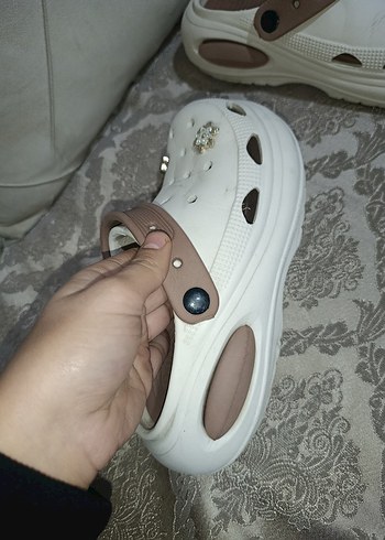 Tokalı Beyaz Platform Terlik - Görsel 2