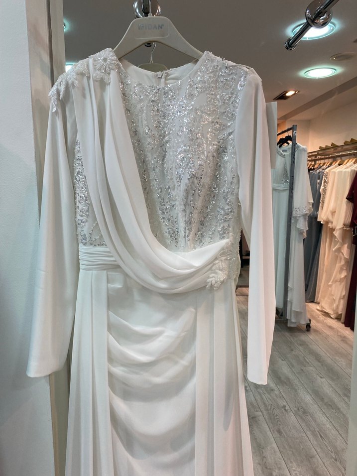 Beyaz İşlemeli Uzun Kadın Abiye Elbise - Görsel 2