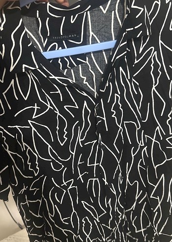 Siyah V Yaka Düğmeli Erkek Gömlek - Görsel 3