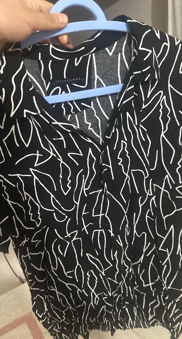 Siyah V Yaka Düğmeli Erkek Gömlek - Görsel 3