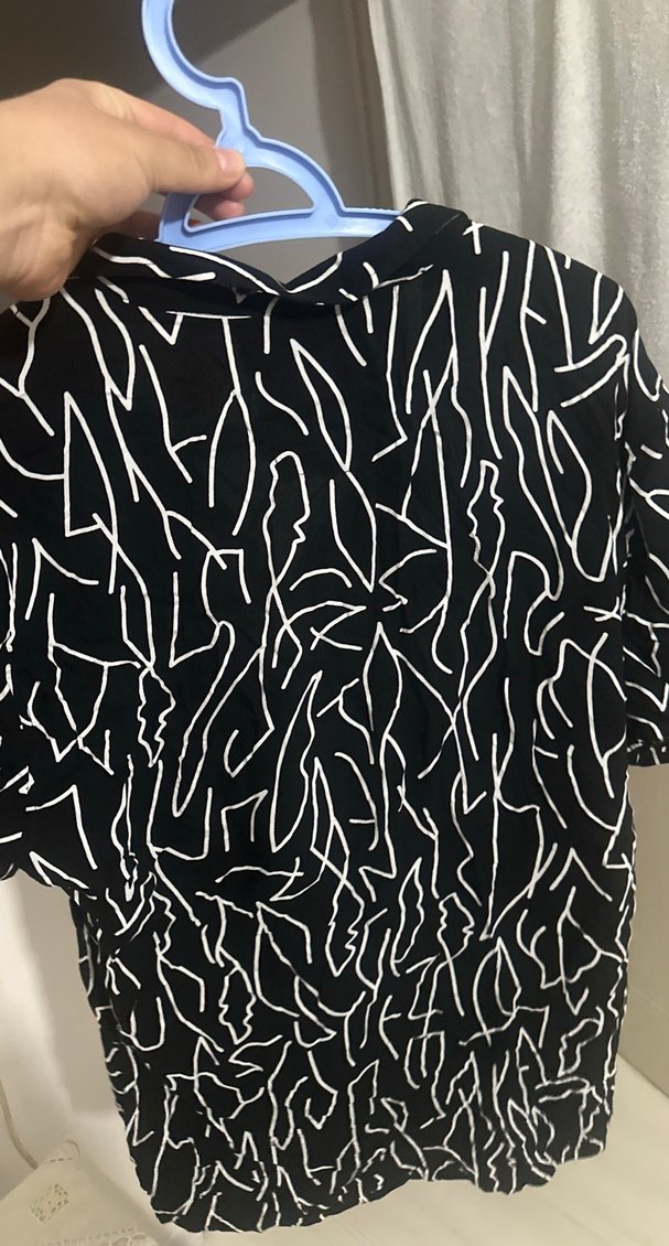 Siyah V Yaka Düğmeli Erkek Gömlek - Görsel 4