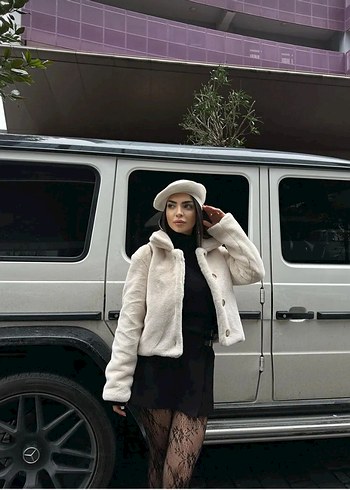 Beyaz Kısa Peluş Kürk Detaylı Kadın Mont - Görsel 2