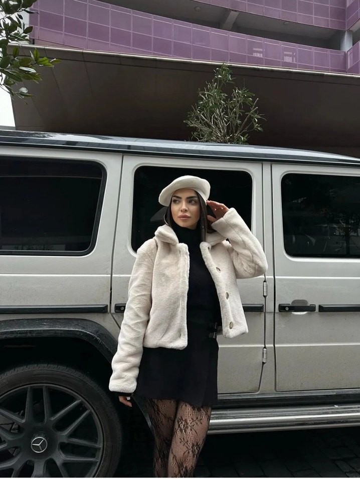 Beyaz Kısa Peluş Kürk Detaylı Kadın Mont - Görsel 2