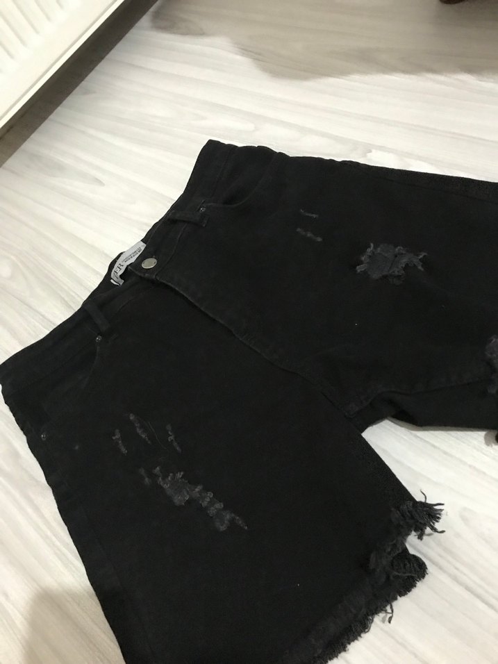 Siyah Yırtık Salaş Mini Kot Şort - Görsel 2