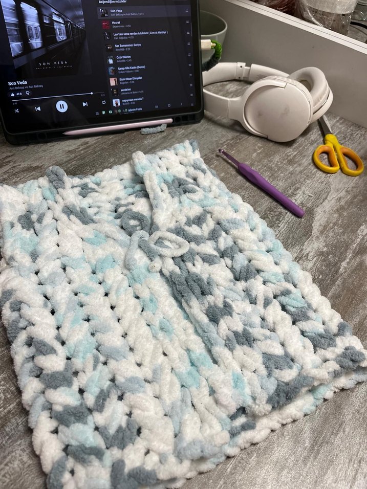 Kız Çocuk Kapüşonlu Örgü Yelek - Görsel 3