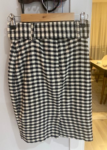 Kemer Detaylı Beyaz Siyah Kareli Midi etek - Görsel 2