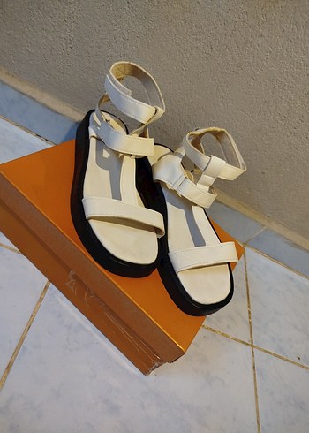 Beyaz Tokalı Dolgu Topuklu Kadın Sandalet - Görsel 2