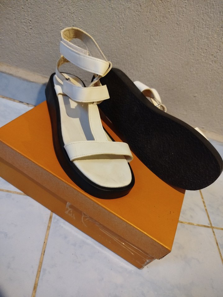 Beyaz Tokalı Dolgu Topuklu Kadın Sandalet - Görsel 3