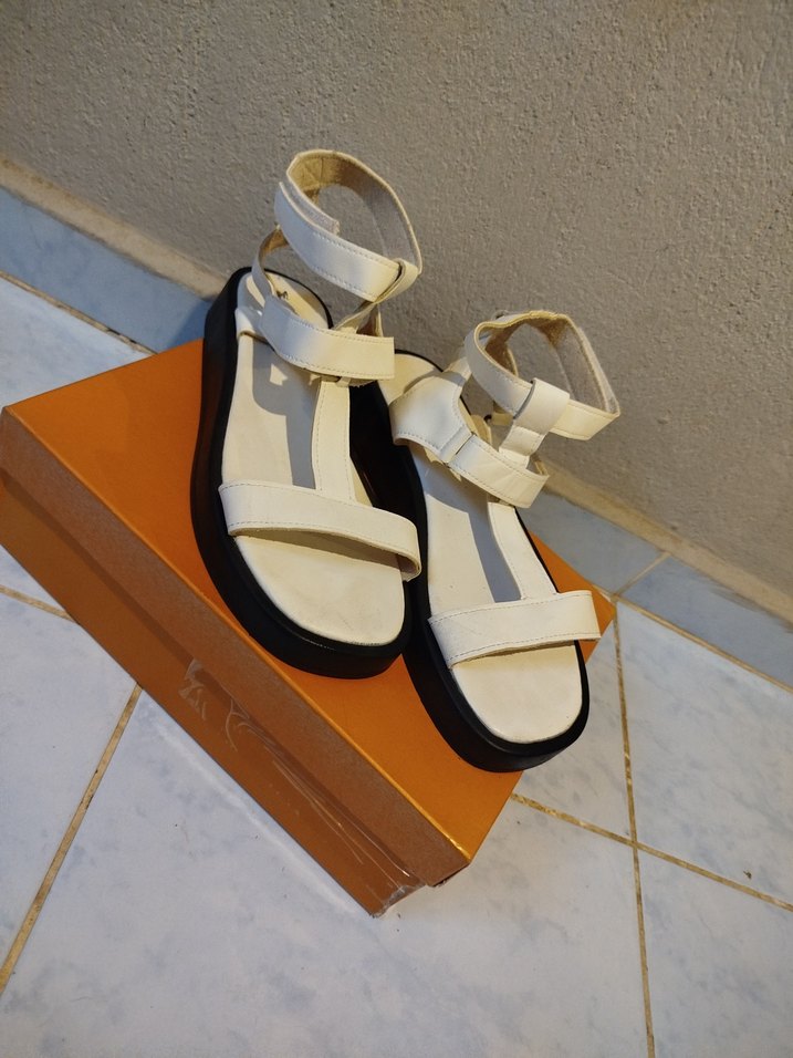 Beyaz Tokalı Dolgu Topuklu Kadın Sandalet - Görsel 2