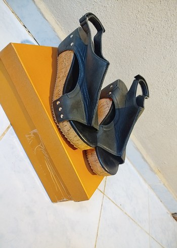 Kadın Siyah Dolgu Topuklu Sandalet - Görsel 3