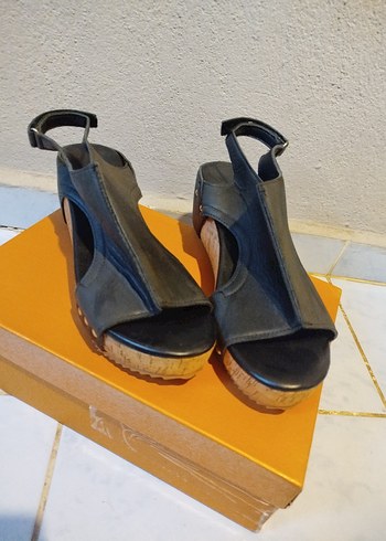 Kadın Siyah Dolgu Topuklu Sandalet - Görsel 2