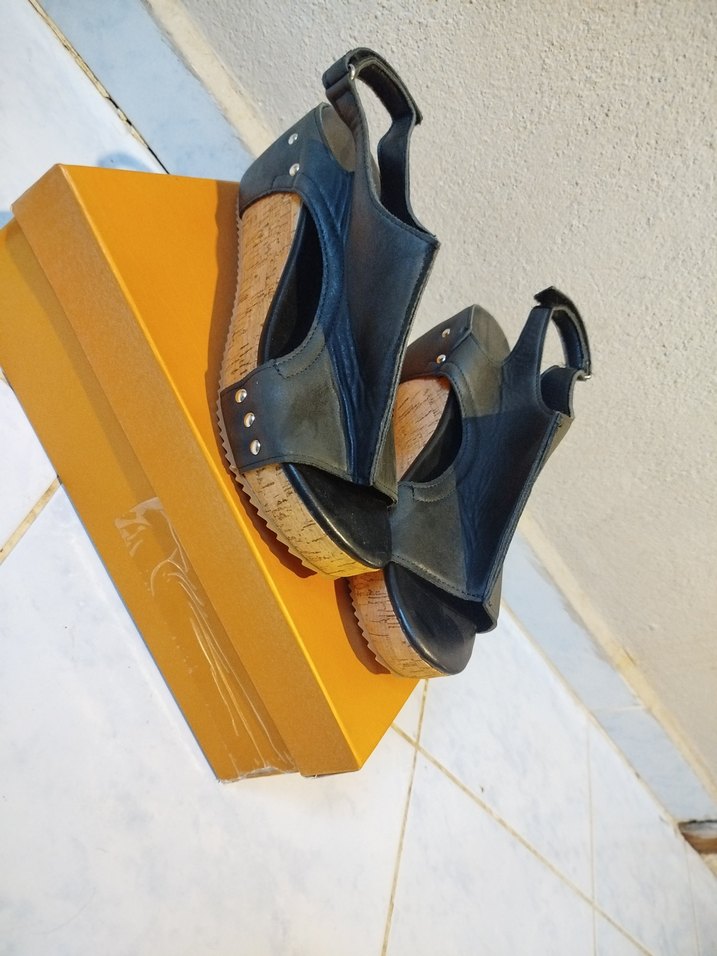 Kadın Siyah Dolgu Topuklu Sandalet - Görsel 3