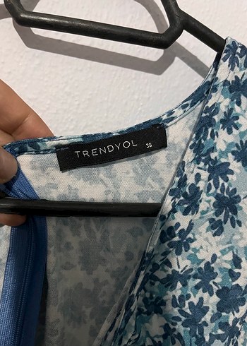 Mavi beyaz Desenli V Yaka Volanlı Midi Elbise - Görsel 2