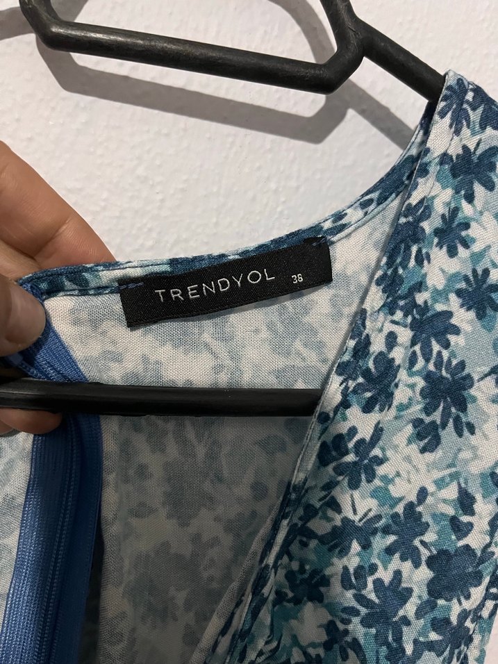 Mavi beyaz Desenli V Yaka Volanlı Midi Elbise - Görsel 2